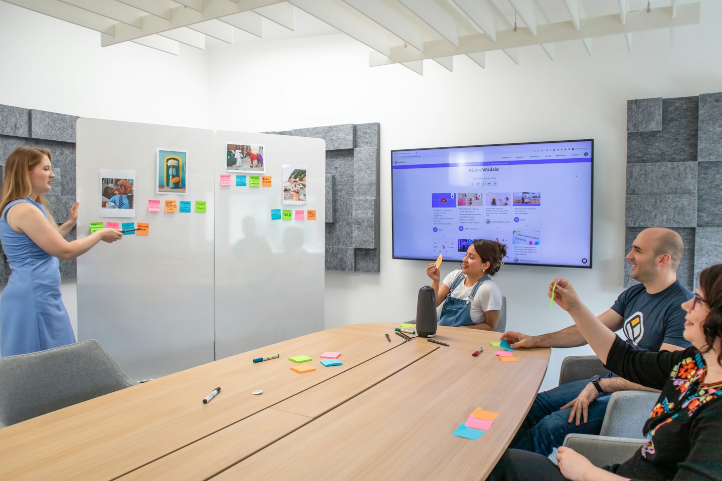 Echipă de afaceri care face brainstorming de idei într-o sală de conferințe modernă.
